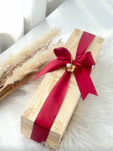 Load image into Gallery viewer, Personalized Wedding Design Wine Box Set