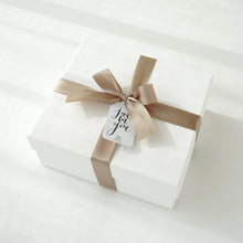Load image into Gallery viewer, For Her #11- Aromatherapy humidifier with Calm Relaxing Oil and Towel set